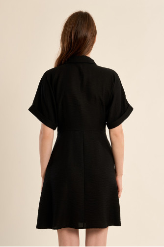 Vestido de manga corta, detalle lazada.