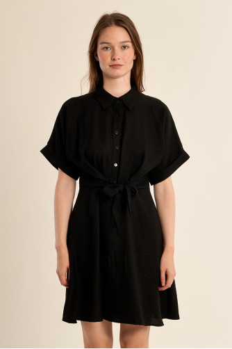 Vestido de manga corta, detalle lazada.