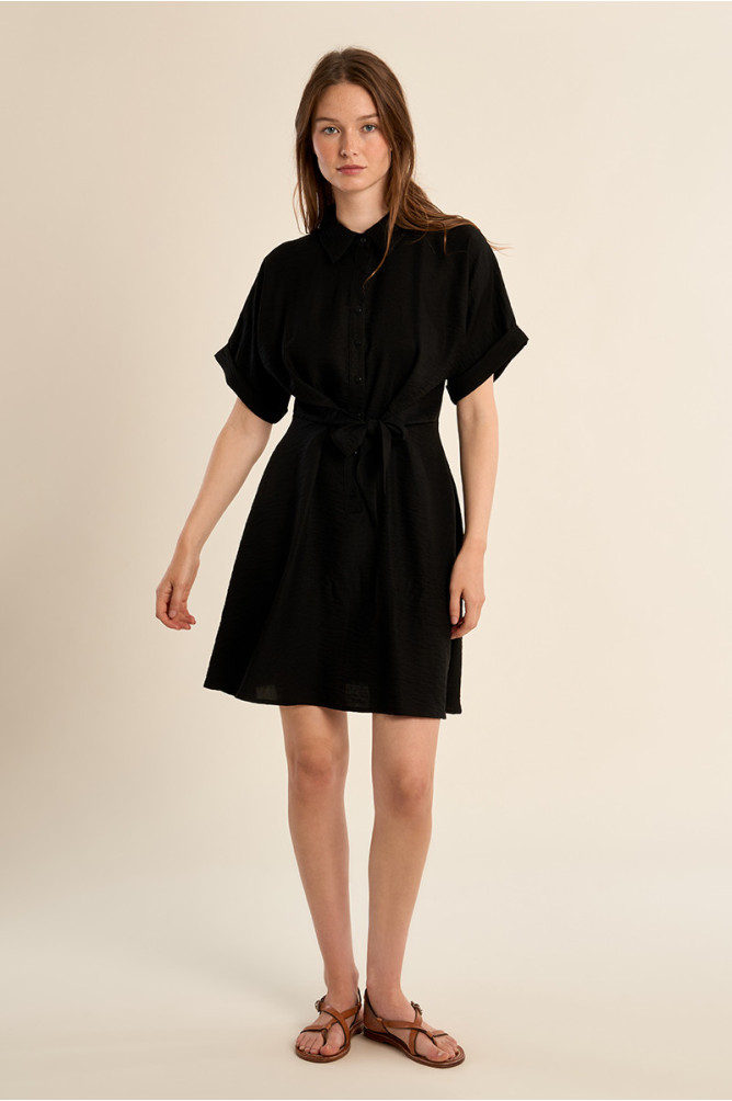 Vestido de manga corta, detalle lazada.