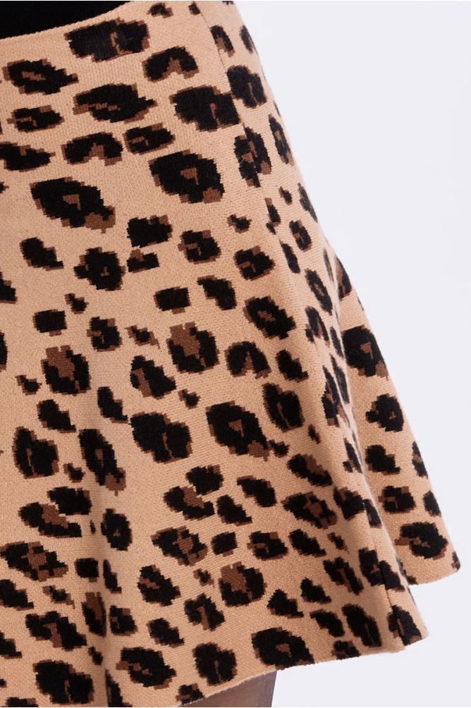 Falda corta elástica con estampado animal