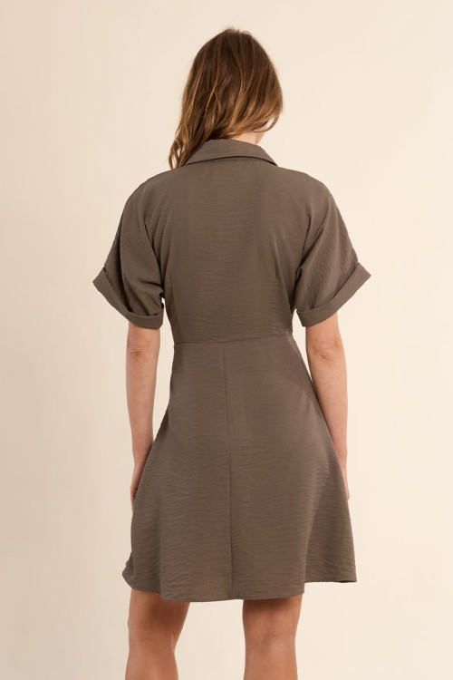 Vestido de manga corta, detalle lazada.