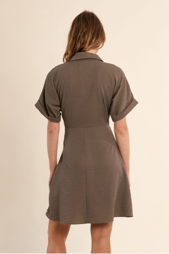 Vestido de manga corta, detalle lazada.