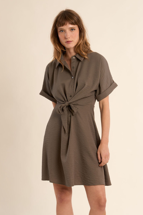 Vestido de manga corta, detalle lazada.