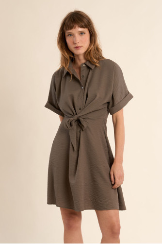 Vestido de manga corta, detalle lazada.