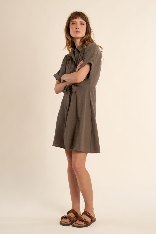 Short dress, knotted at the waist