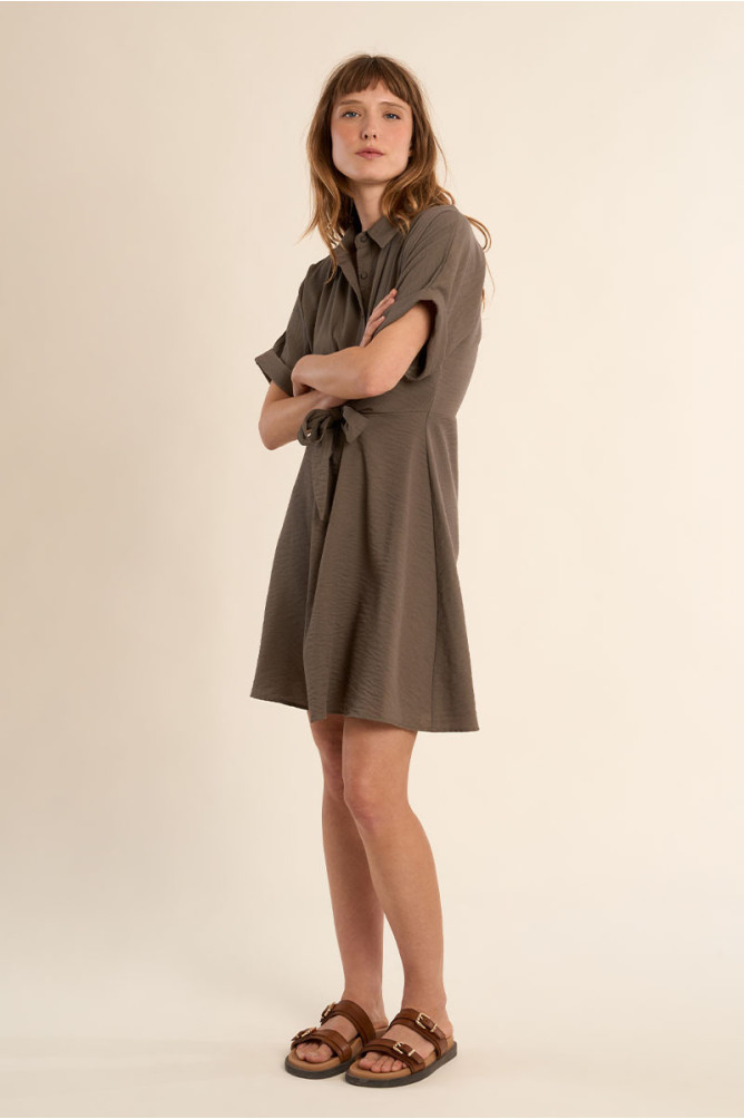 Vestido de manga corta, detalle lazada.