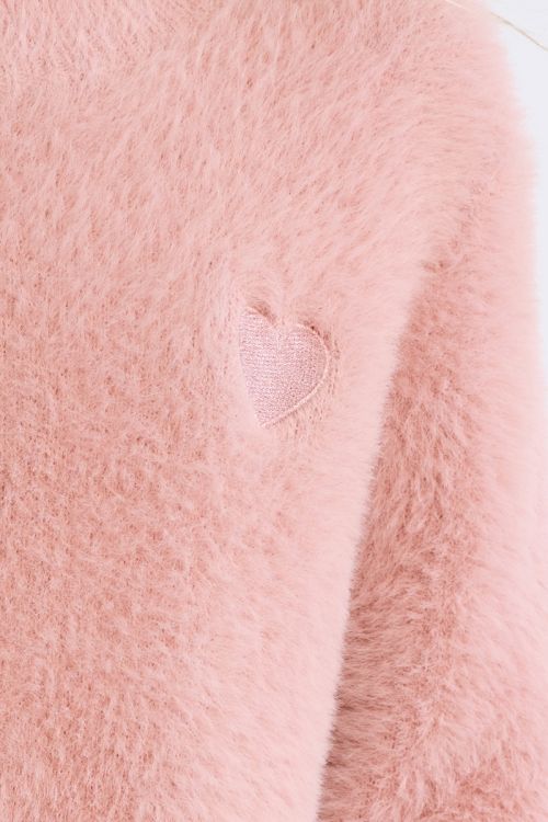 Pull duveteux, cœur brodé