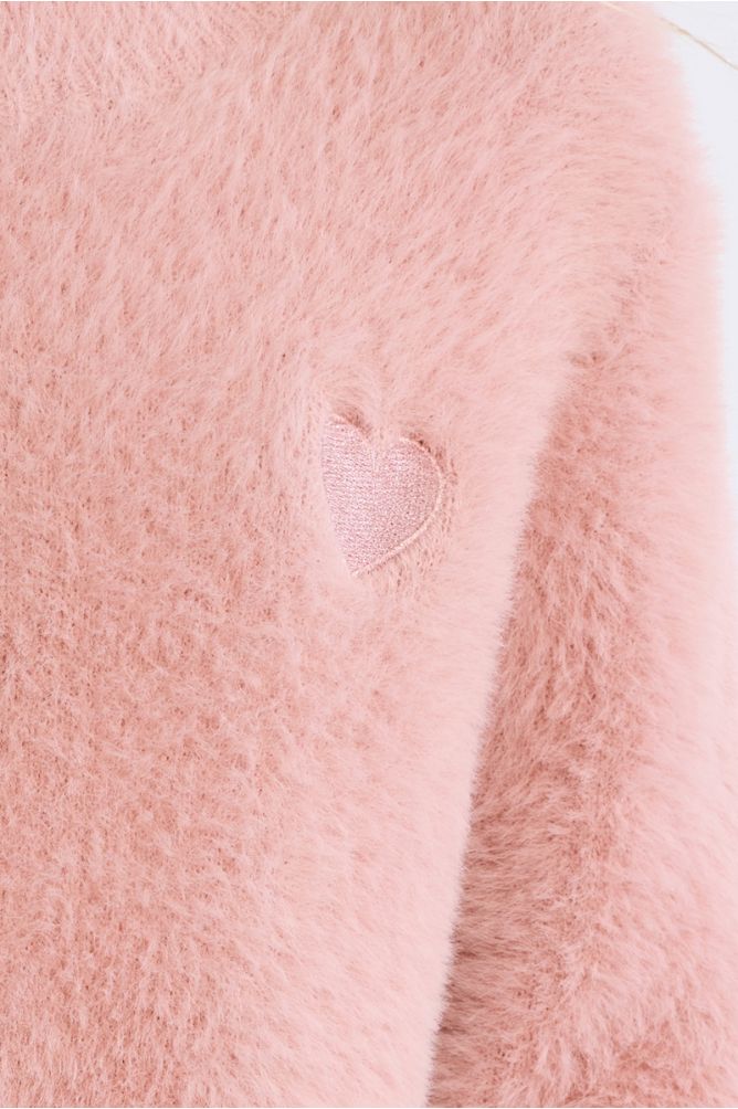 Pull duveteux, cœur brodé