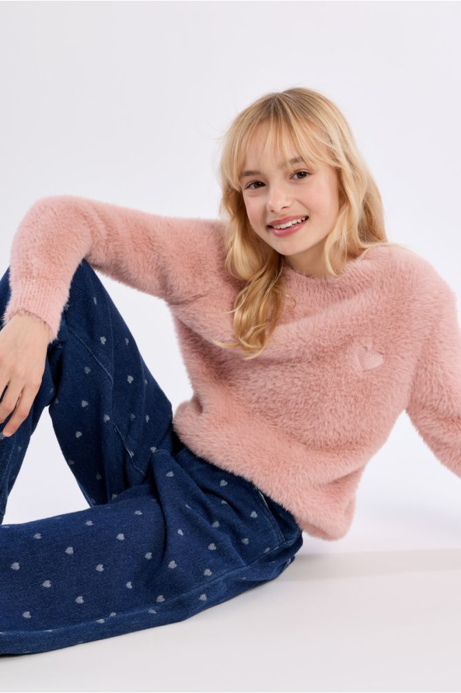 Pull duveteux, cœur brodé