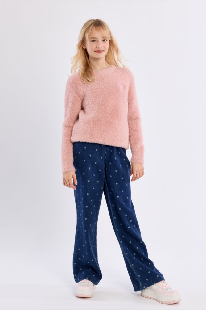 Pull duveteux, cœur brodé