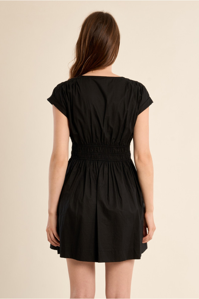 Vestido de manga corta, plisado.