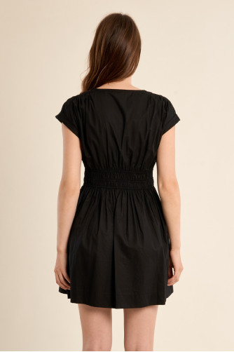 Vestido de manga corta, plisado.