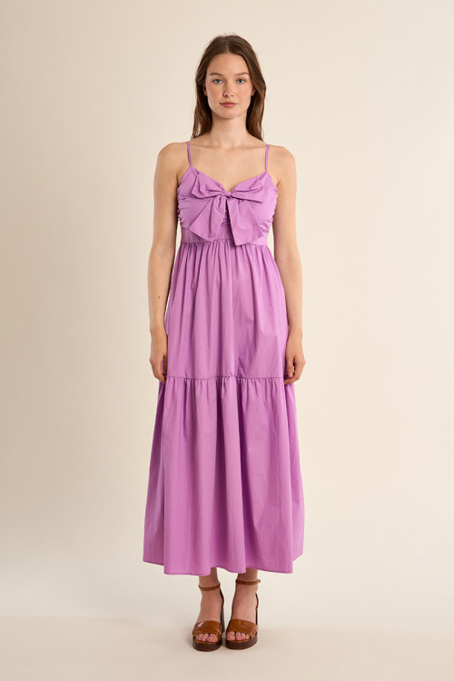 Vestido largo, de tirantes y lazada.