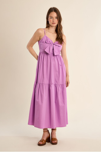 Vestido largo, de tirantes y lazada.