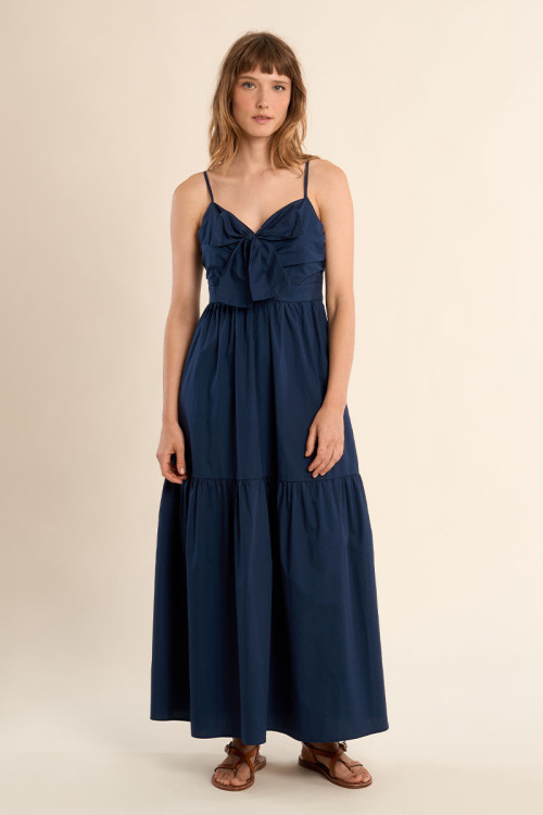 Vestido largo, de tirantes y lazada.