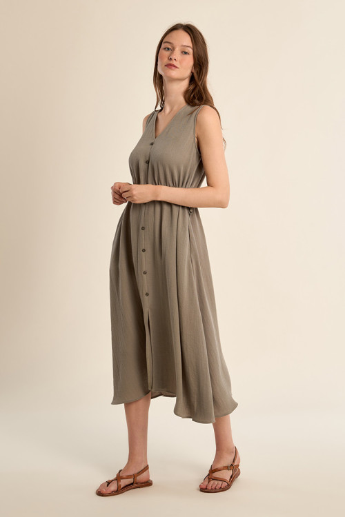 Vestido largo, de manga sisa, con lazada.