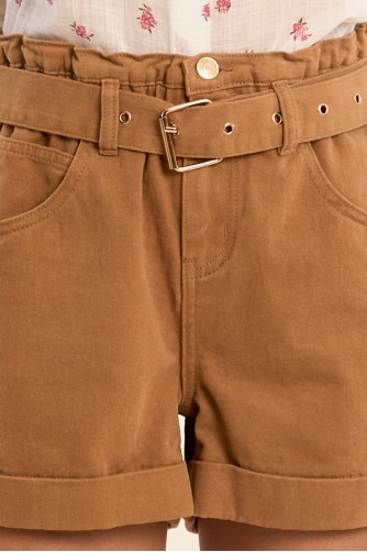 Short de mujer vaquero, con cinturón.