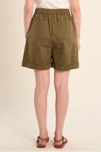 Short de mujer corto, detalle pliegues.