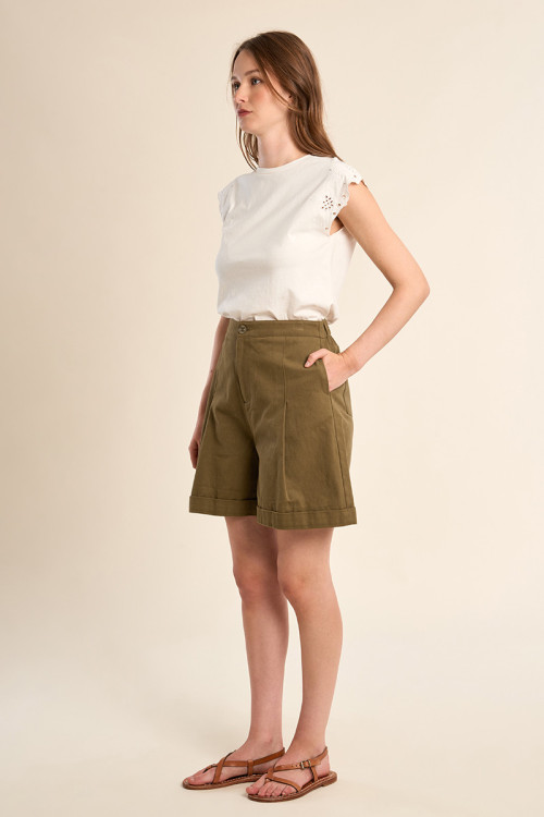 Short de mujer corto, detalle pliegues.