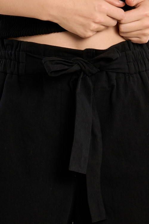 Short de mujer corto, con lazada.