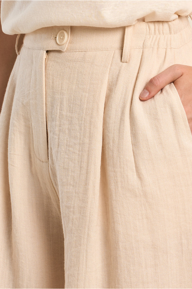 Short de mujer recto, detalle pinzas.