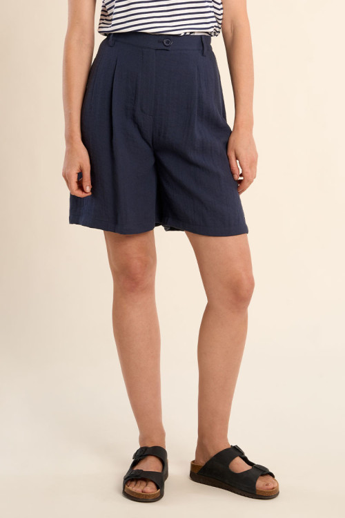 Short de mujer recto, detalle pinzas.