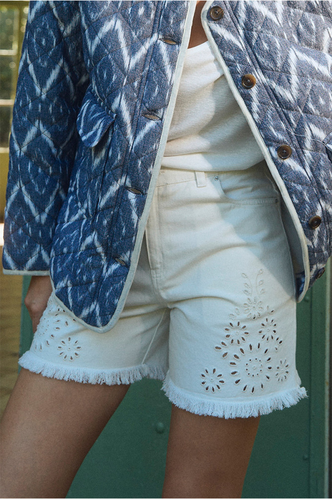 Short denim, détails broderie anglaise