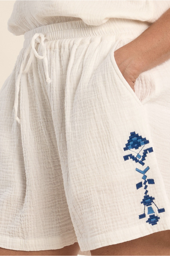 Short de mujer corto, detalles bordados.