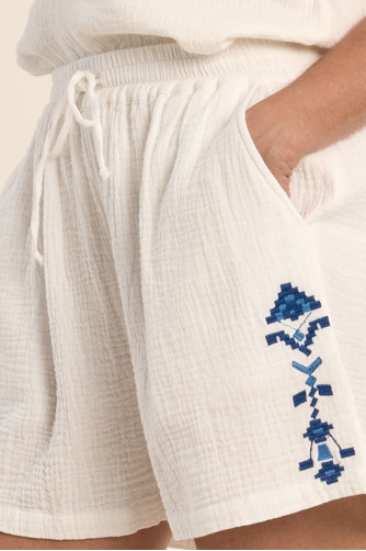 Short de mujer corto, detalles bordados.