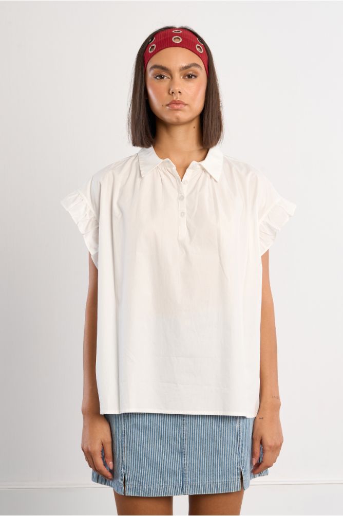 Top de mujer de manga corta, asimétrico, con volantes.