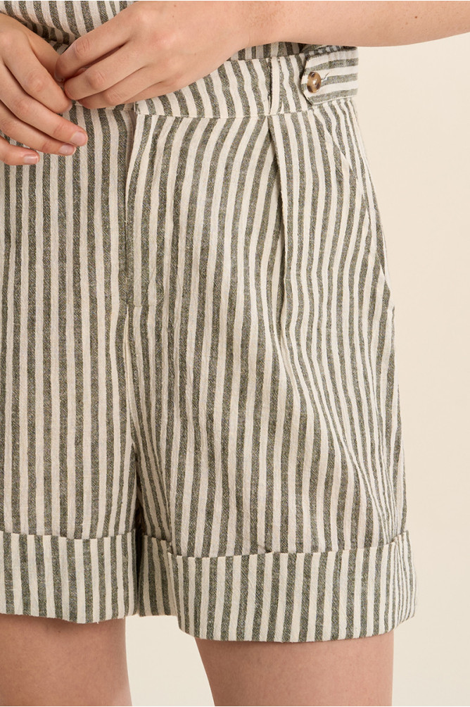 Short de mujer corto, estampado rayas.