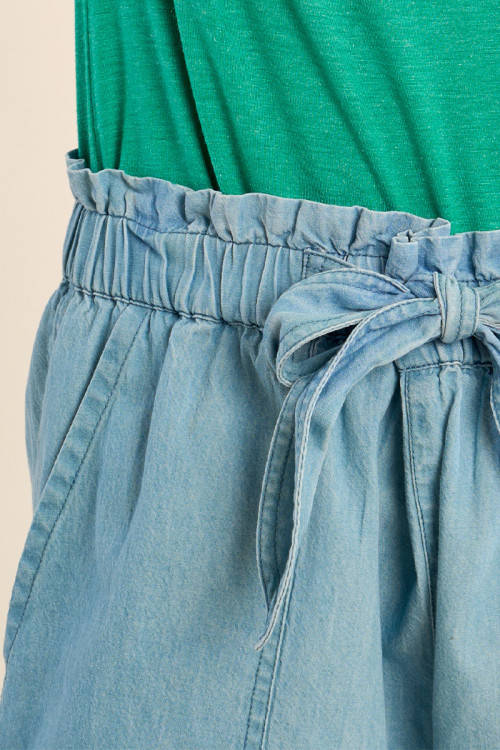 Short de mujer corto, vaquero, con lazada.