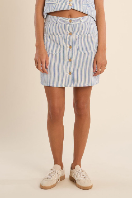 Falda corta, vaquera, estampado rayas.