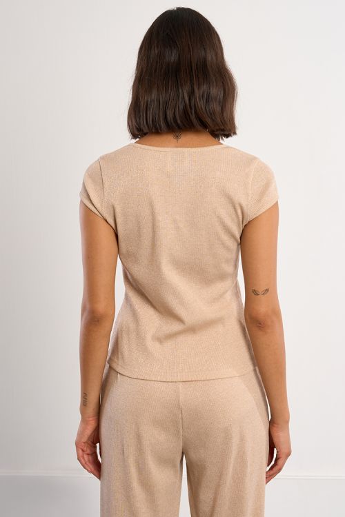 Top de mujer de manga corta, con lazada en el escote.