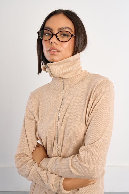 Jersey de mujer de manga larga, cuello alto.