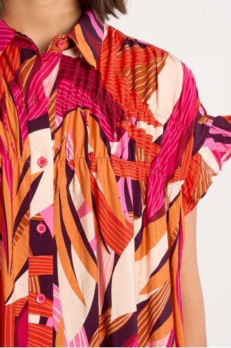 Vestido corto, camisero, con estampado y pliegues.