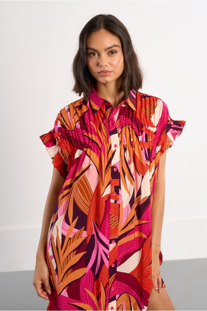 Vestido corto, camisero, con estampado y pliegues.
