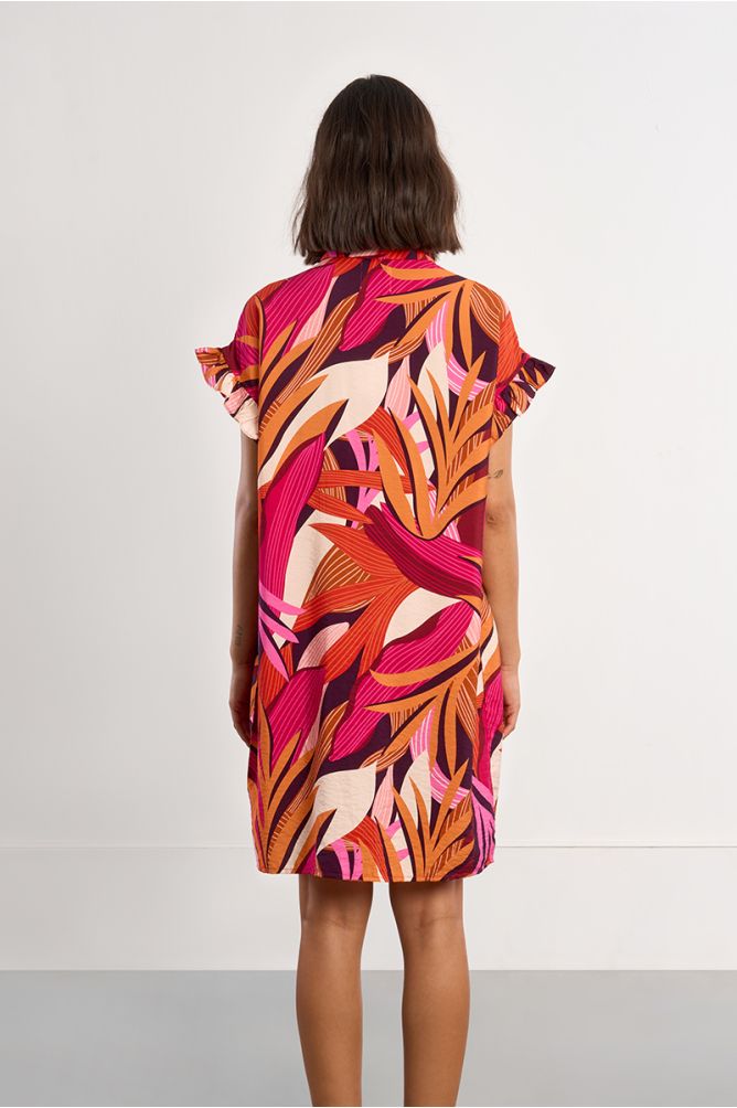 Vestido corto, camisero, con estampado y pliegues.