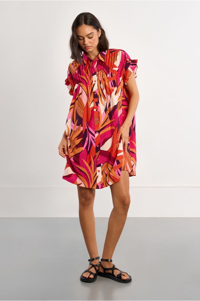 Vestido corto, camisero, con estampado y pliegues.