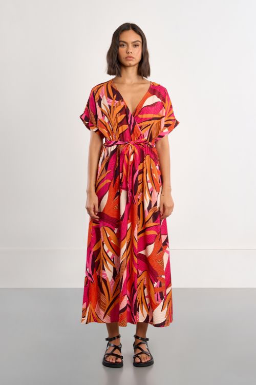 Vestido largo, de manga corta, con estampado y lazada.