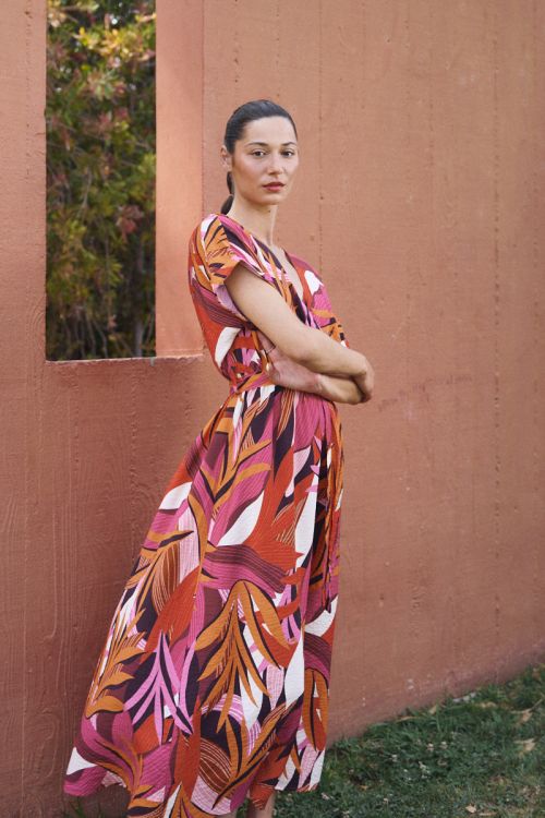 Vestido largo, de manga corta, con estampado y lazada.