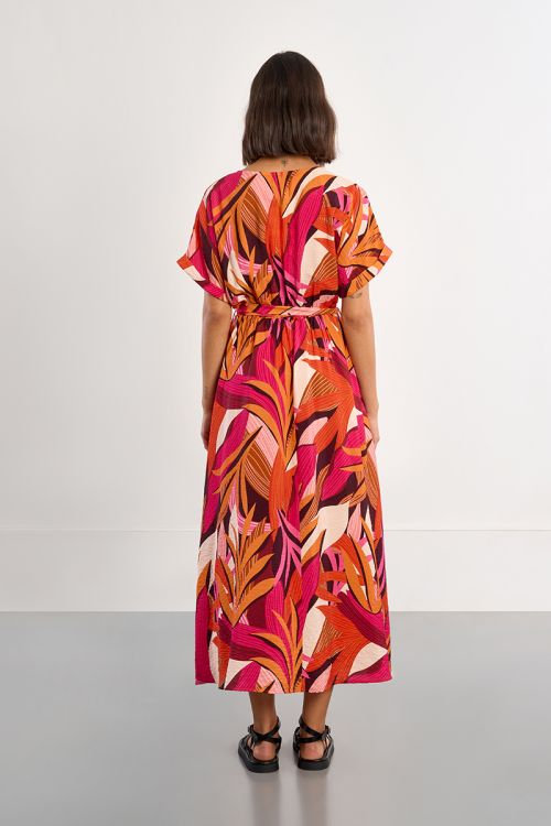 Vestido largo, de manga corta, con estampado y lazada.