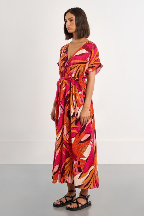 Vestido largo, de manga corta, con estampado y lazada.