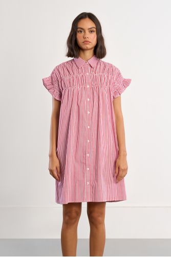 Vestido corto, camisero, con estampado y pliegues.