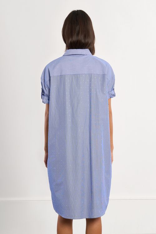 Vestido camisero, de manga corta, estampado rayas y abalorios.