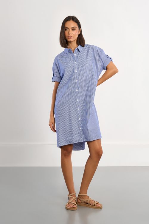 Vestido camisero, de manga corta, estampado rayas y abalorios.