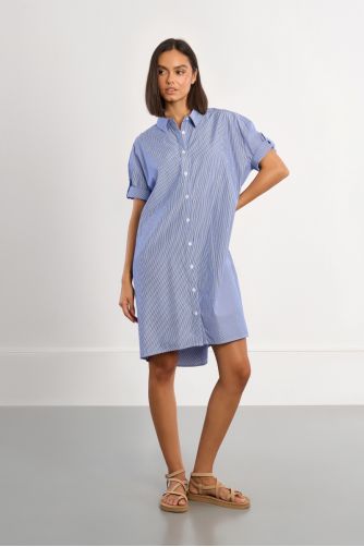 Vestido camisero, de manga corta, estampado rayas y abalorios.