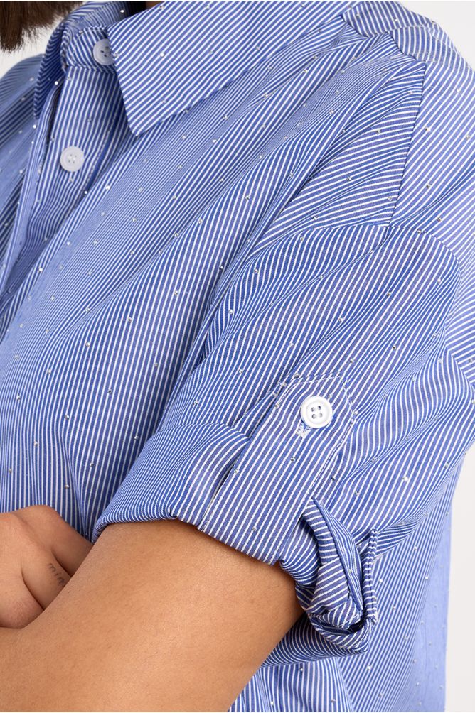 Vestido camisero, de manga corta, estampado rayas y abalorios.