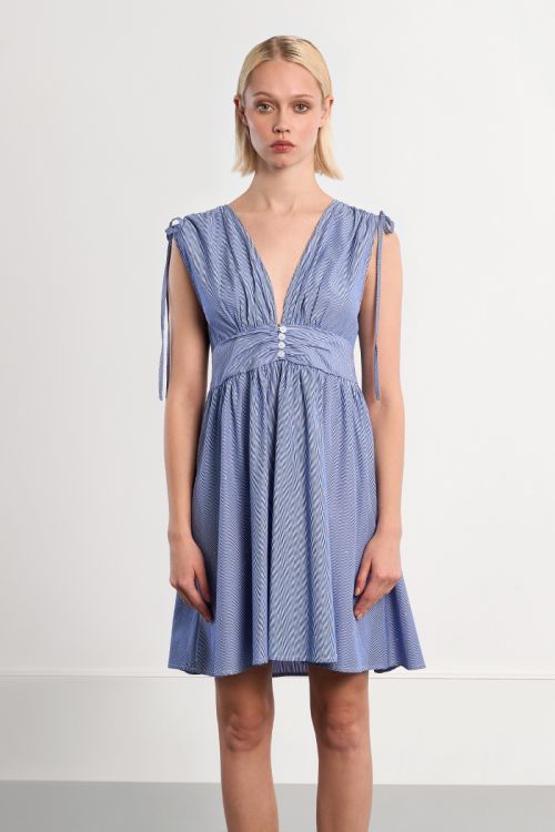 Vestido corto, sin manga, estampado rayas.