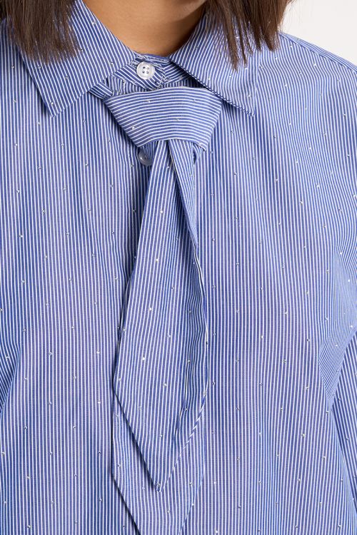 Camisa de mujer de manga larga, asimétrica, con estampado.